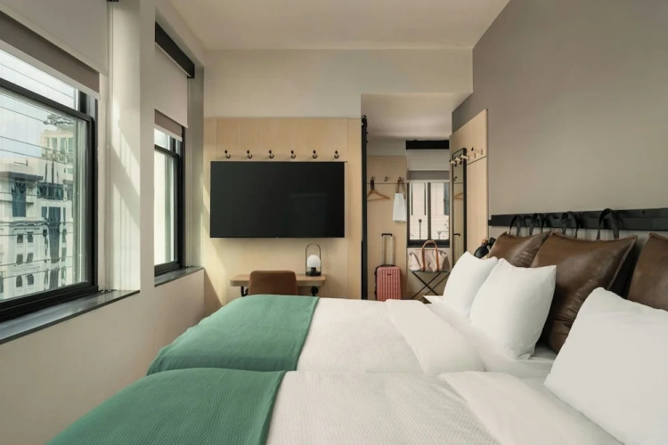 Standard Quadruple room with city view