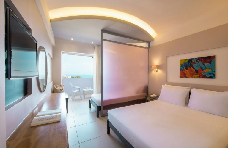 Standard Twin room with partial sea view