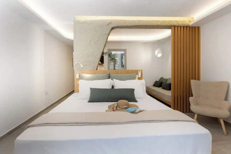 Deluxe Suite with balcony and with partial sea view