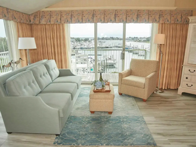 Anchor In Distinctive Waterfront Lodging