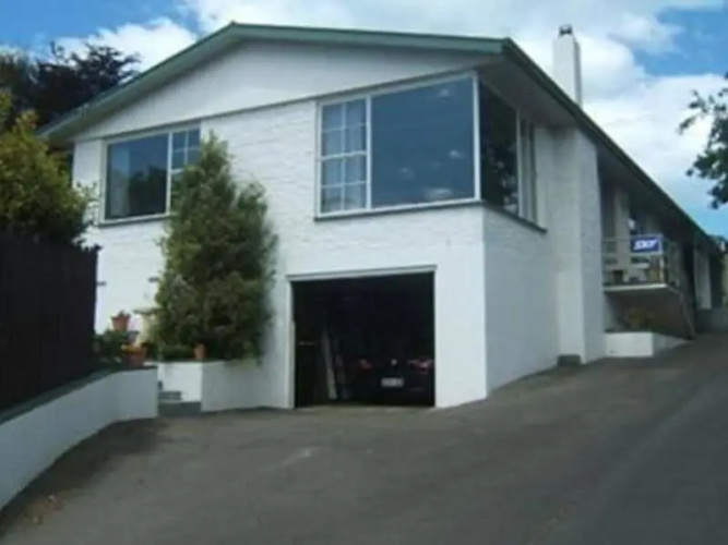 12 White Star Motel