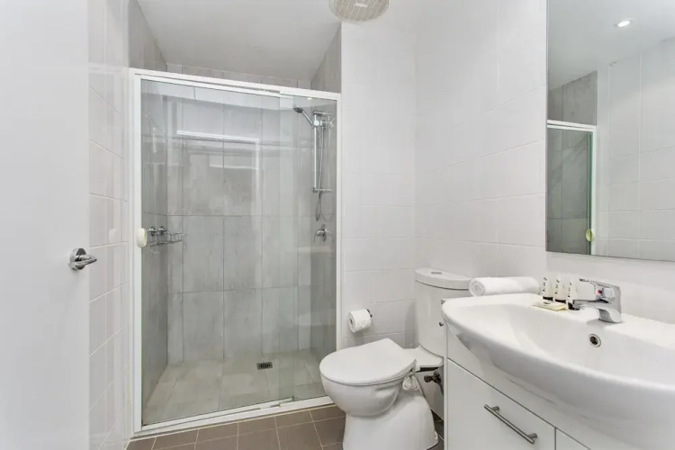Madecomfy Spacious Canberra Living With Courtyard