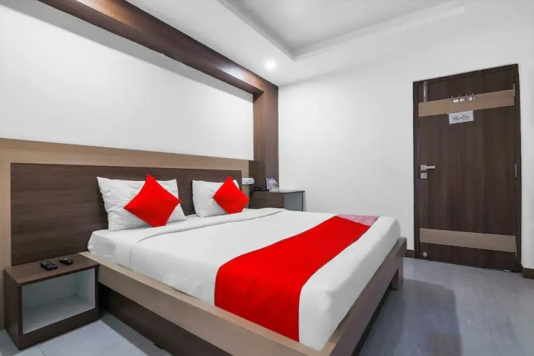 OYO Flagship 22529 Elegance Inn