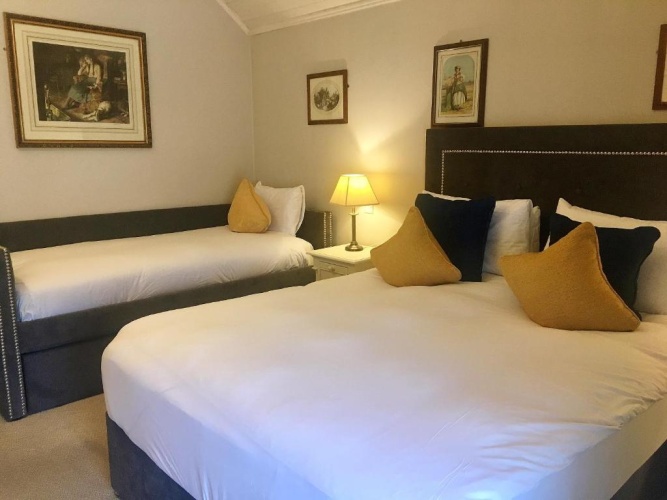 Standard Triple room