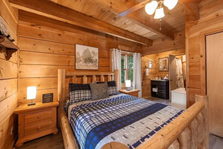 Pappy's Peak 2 Bedroom Cabin by RedAwning
