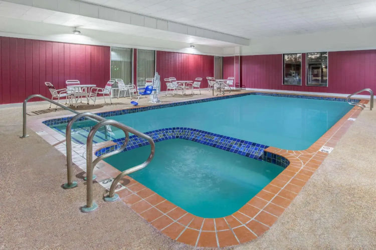 Days Inn & Suites Mt Pleasant