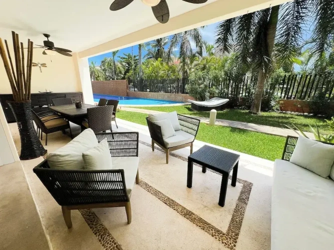2 Bedrooms Family Basement Apartment with pool view