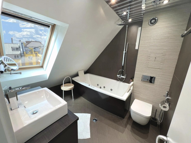 Unique Luxurious Jacuzzi PENTHOUSE DUPLEX in City Center! 2 BATHS! FREE PARKING!