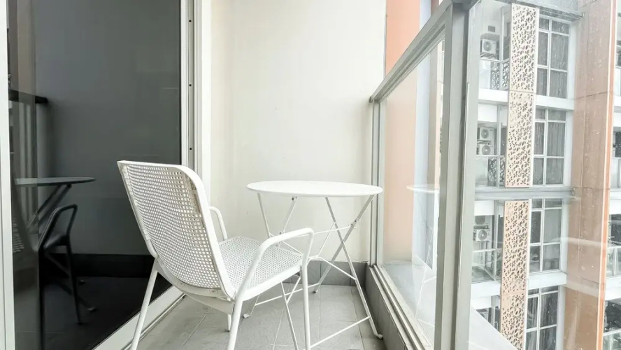 Modern Minimalist Studio Room At Gold Coast Apartment