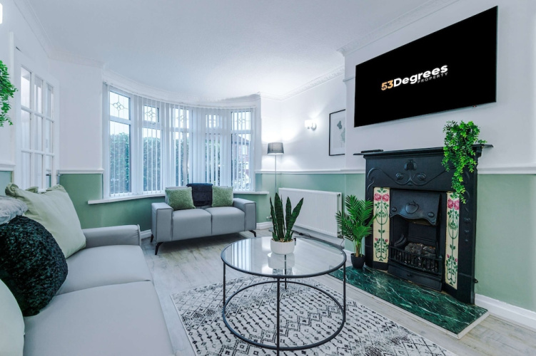 Comfy 4-bed Home Ideal for Workers Free Parking