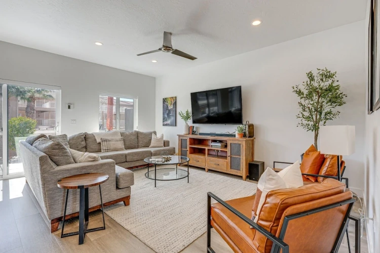 5 Bedrooms Apartment