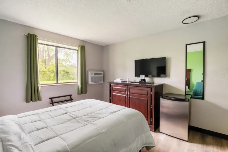 Super 8 Motel - Lansing