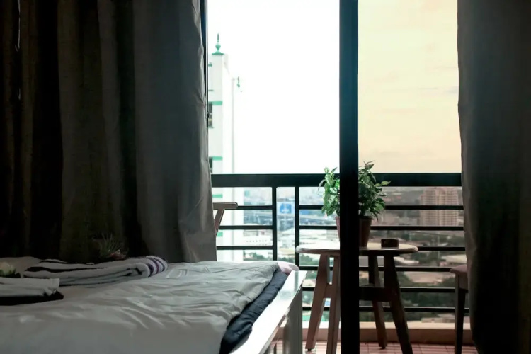 Greenbelt w/balcony Park view. Service.Location