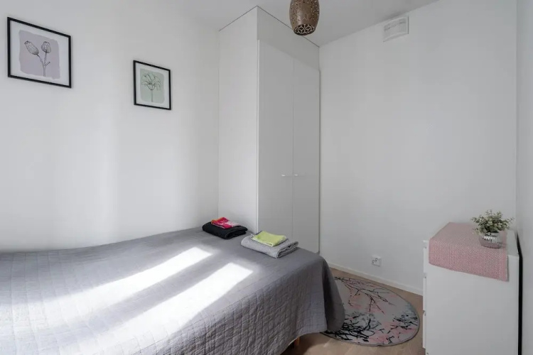 Spacious 2BR Apt - Lake View & Sauna