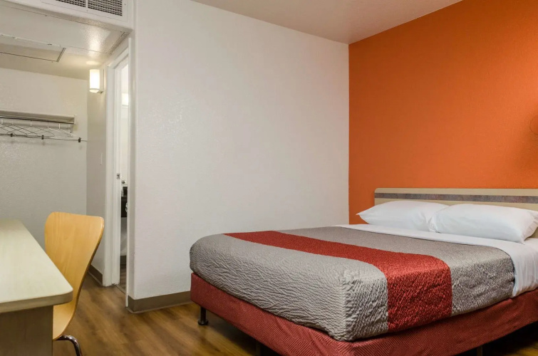 Super 8 by Wyndham Turlock