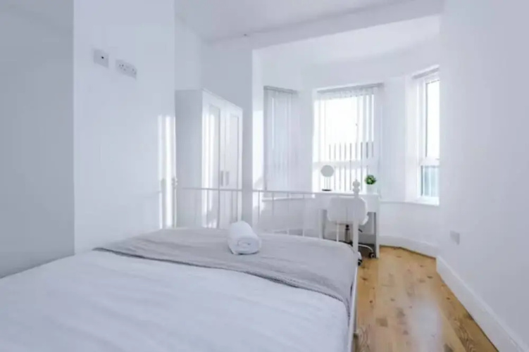 Spacious 4-Bed House Manchester