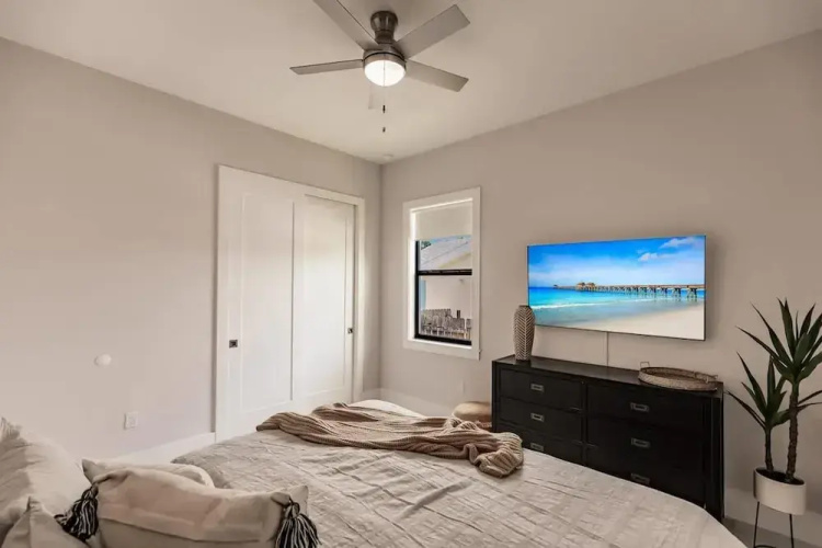 Luxurious Naples 4BR w Pool by Vanderbilt Beach
