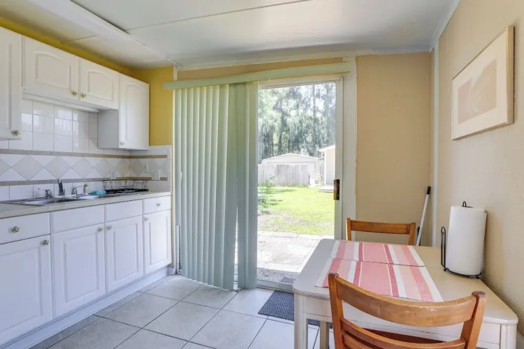 Private Yard & Patio: Studio in Pinellas Park