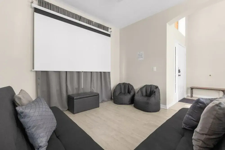 Large Spacious Home w Private Pool Hot Tub