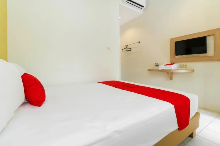 RedDoorz Plus @ Slamet Riyadi