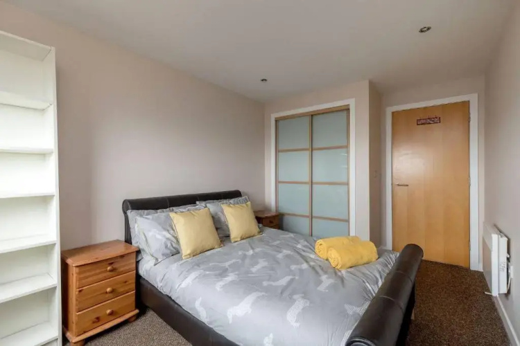 Modern Riverfront Apt. 10 mins from Hydro/SECC