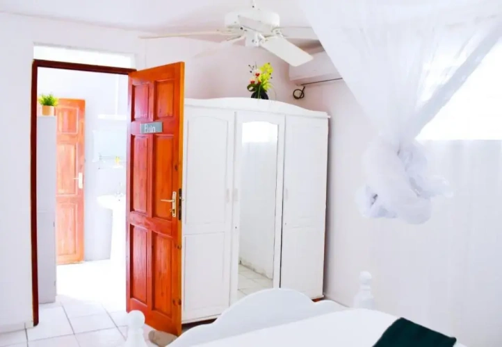 Basement Apartment with sea view