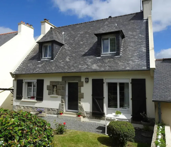 Holiday Home in Guerlesquin Near Lake