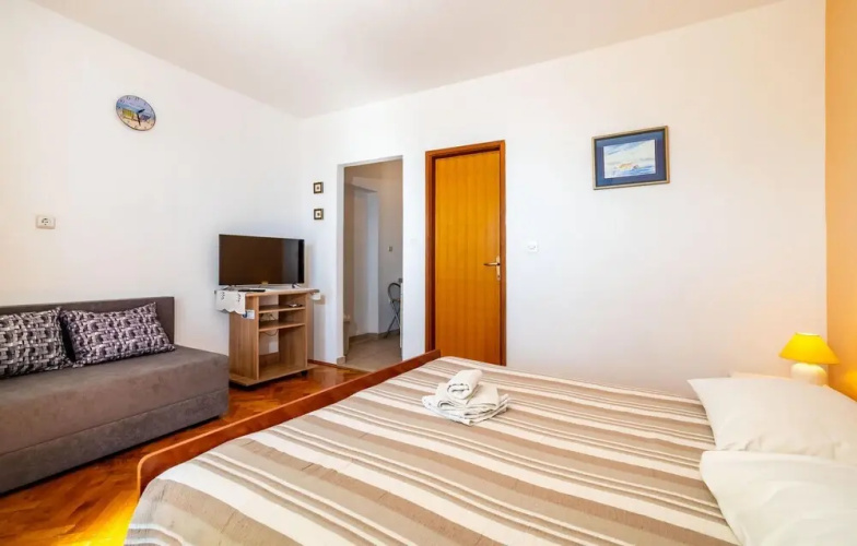 Nice Apartment in Maslenica With Wifi