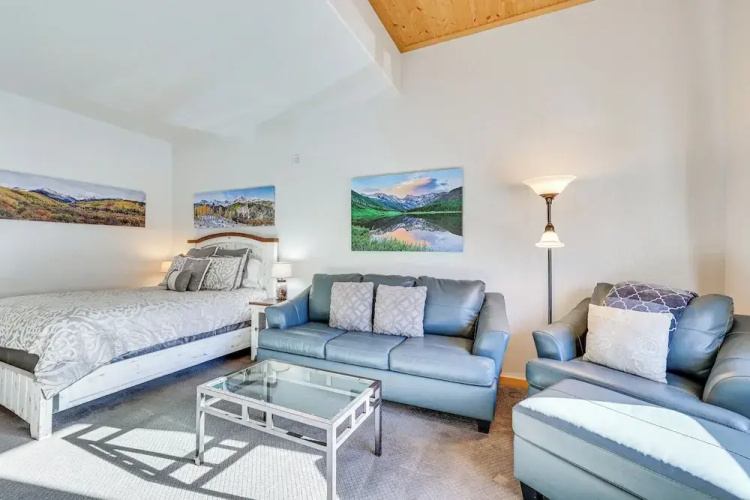Walk to Lifts: Studio w/ Hot Tub in Keystone!