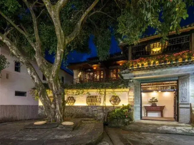 Her Courtyard