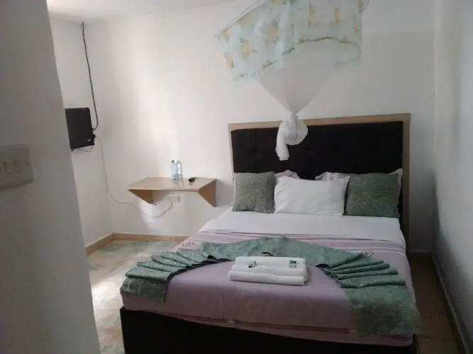White House Lounge & Guest House