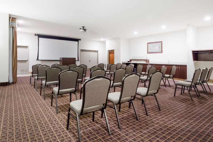 Ramada by Wyndham Creston photo 12