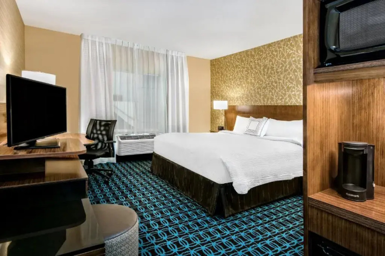Fairfield Inn & Suites by Marriott Van Canton Area