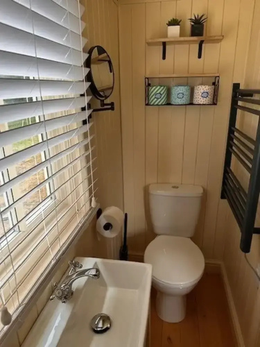 Shepherdshut-hot Tub-cotswolds-petfriendly