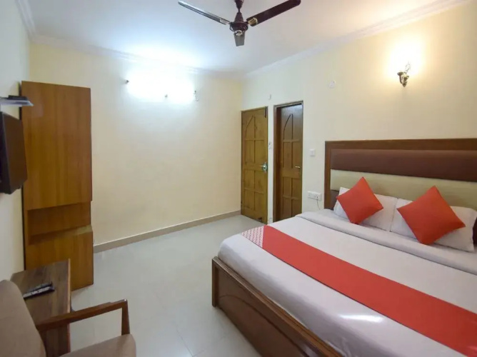 OYO 10229 Hotel Crystal