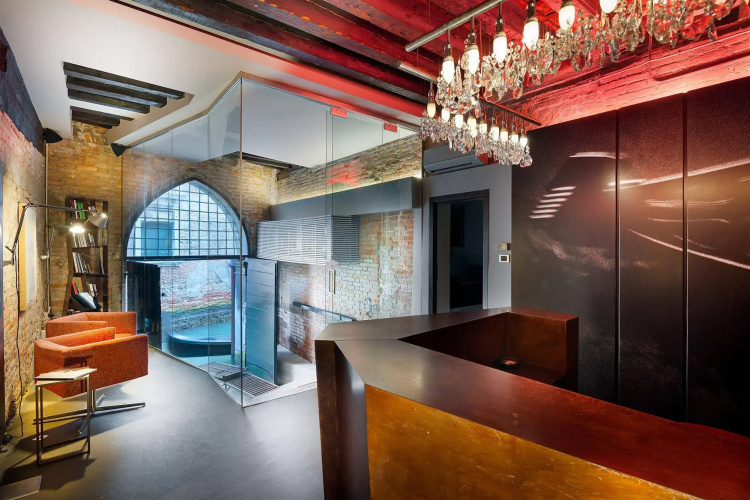 Charming House iQs