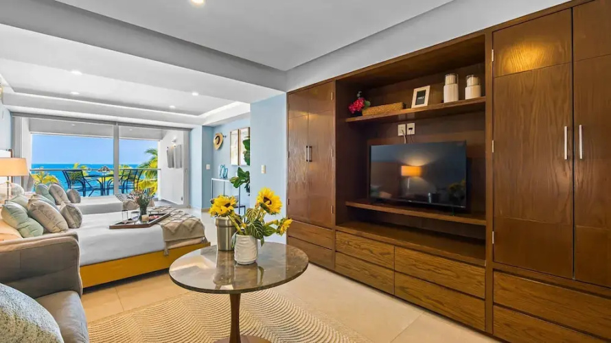 Gorgeous 1BR Condo With Pools Sea Views