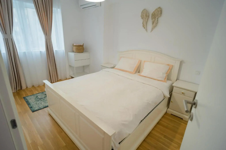 Central 1BR - city view + large balcony + Netflix