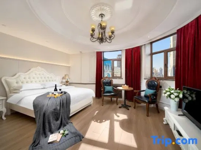 Premium Double Suite with street view