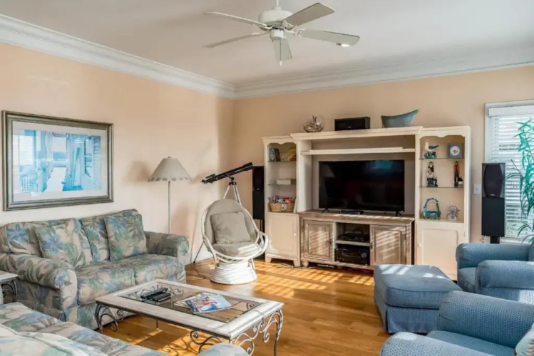 Emerald Breeze by Oak Island Accommodations