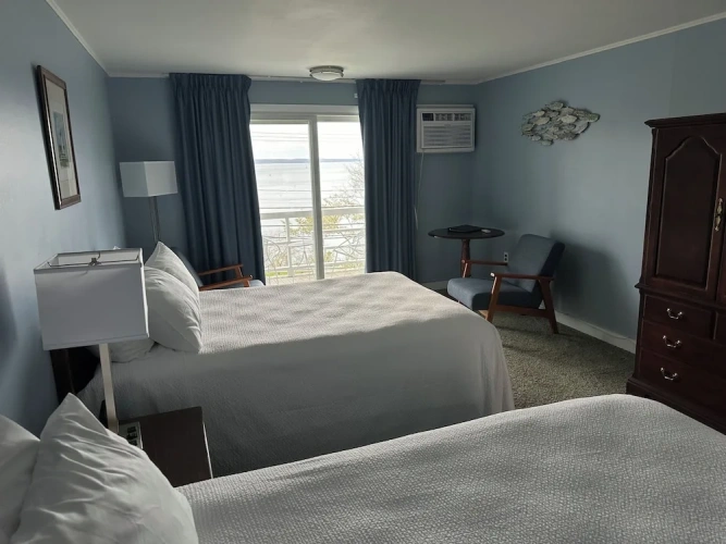 Standard Quadruple room with water view