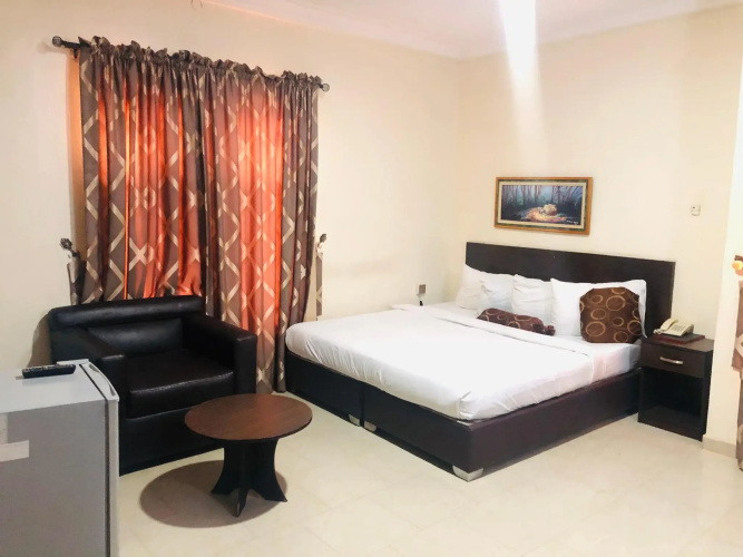 Mayors & Diplomat Suites Opebi