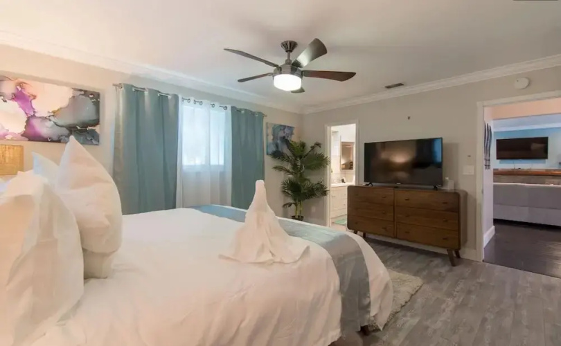 Sunlit Escape 3BR 2BA w Private Pool Backyard
