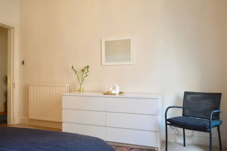 2 Bedroom Morningside Flat