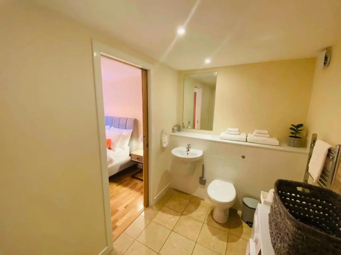 2 Bed 2 bath with Private Parking