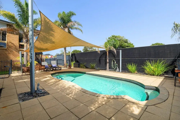 Spacious 4-bed Home 5-min From the Beach