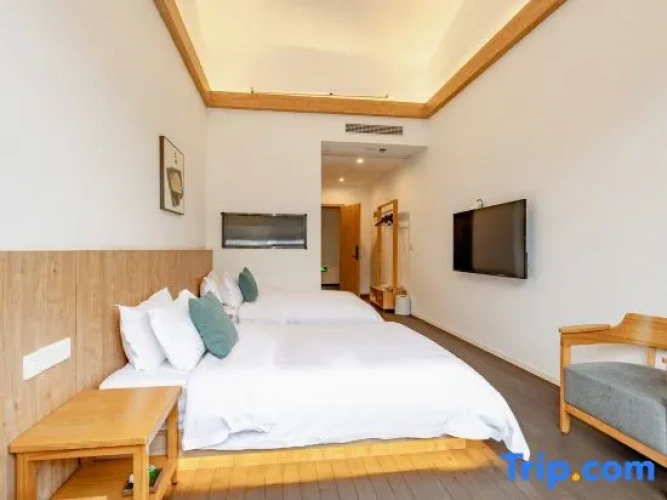 Standard Twin room with courtyard view
