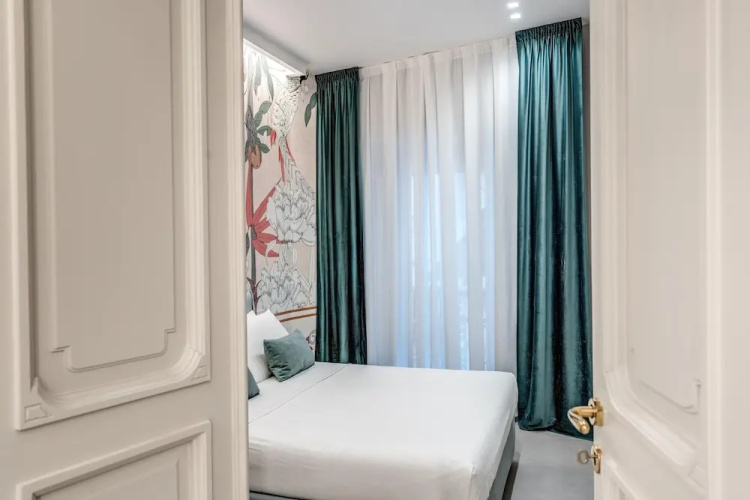 Grey Diamond in Naples