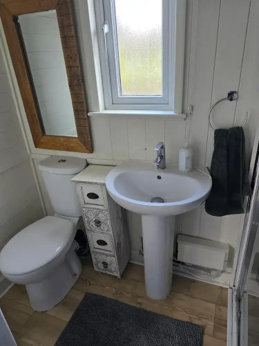 Glamping Hut - Riverside 1