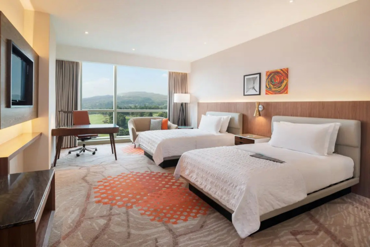 Standard Twin room with golf view